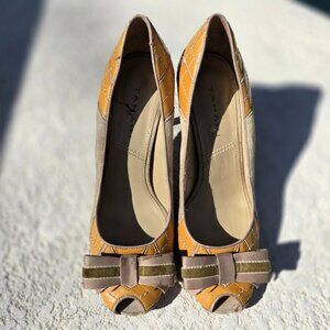 Vintage Tahari Mustard Quilted Leather & Suede Peep-Toe Pumps – Size 7.5M